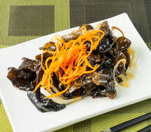 Салат с древесными грибами