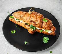 Круассан с лососем