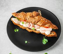 Круассан с ветчиной из индейки