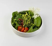 Зеленый салат с авокадо, цветной капустой и маринованным бамбуком