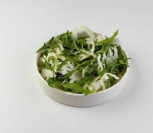 Салат с фенхелем, рукколой и трюфельным маслом