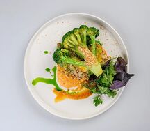 Брокколи с киноа и перечным соусом