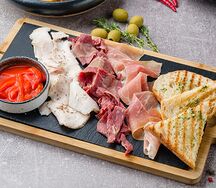 Мясные деликатесы