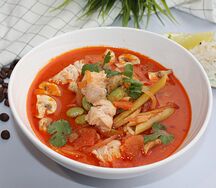 Том ям с курицей и кальмарами