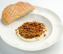 Сыр лабне с маринованным баклажаном