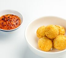 Сырные шарики с соусом харисса
