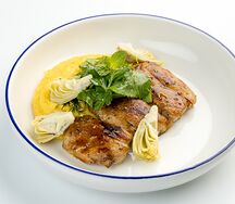 Цыпленок с кукурузным хумусом и маринованным артишоком