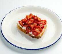 Бриошь с вялеными черри и домашней рикоттой