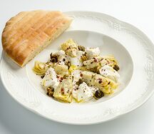Сыр лабне с маринованными артишоками