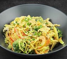 Рамен с курицей и сливочным соусом карри