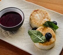 Сырники с ягодным соусом