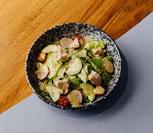 Салат с тунцом и хрустящим салатом