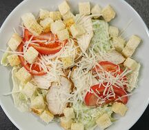 Салат Цезарь с курицей