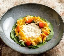 Салат с камчатским крабом, страчателлой, авокадо и манговым соусом