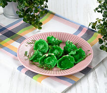 Пельмени с беконом, сыром и зеленым луком