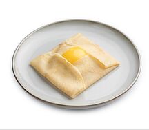 Креп с яйцом, ветчиной и сыром