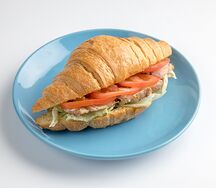 Круассан с курицей и соусом тартар
