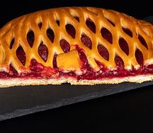 Половина пирога с брусникой и яблоком