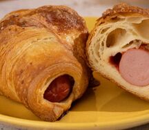 Круассан с сосиской и соусом