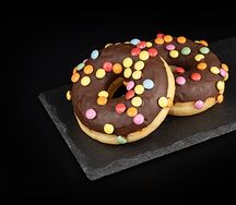 Донат с шоколадом и драже