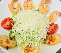 Салат Цезарь с креветками