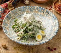 Салат с языком и рукколой