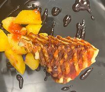 Халуми жареный с брусничным соусом
