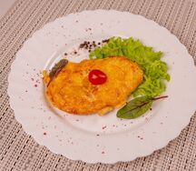 Грудка куриная под сыром с помидорами