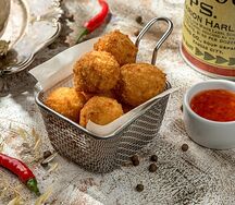 Сырные шарики с соусом Чили