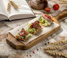 Ростбиф с салатом айсберг, огурцом, редисом на лепешке