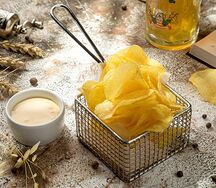 Домашние картофельные чипсы с соусом