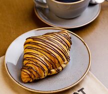 Круассан с шоколадом