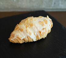 Круассан с марципаном