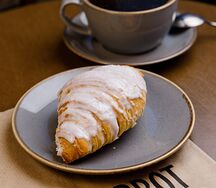 Круассан с вишней