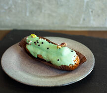 Эклер Фисташка-малина