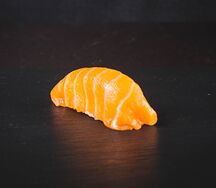 Нигири с копченым лососем