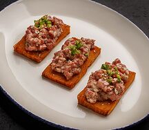 Тартар на картофельном гратене