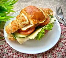 Круассан с курицей и сыром