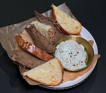 Хлебная корзина с солёным взбитым сливочным маслом