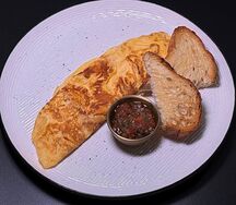 Омлет с томатной сальсой и хлебом