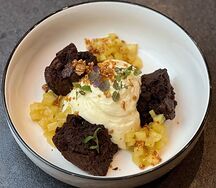 Брауни с заварным муссом, кокосовыми яблоками и крошкой из солёного миндаля