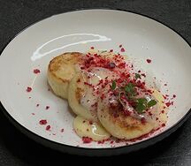 Сырники со сгущенной сметаной и сублимированной малиной