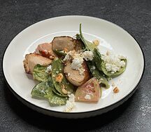 Салат с обожжённым куриным филе, розовыми томатами, взбитой фетой и орехово-травяным соусом