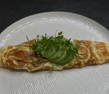 Омлет с горгонзольным муссом, авокадо и креветкой