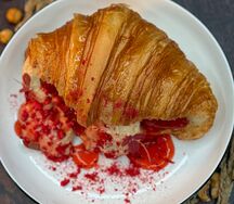 Круассан с муссом из топлёного творога с томлёной клубникой