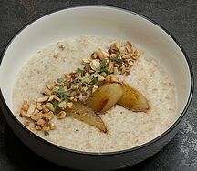 Овсяная каша с жареной грушей и кешью