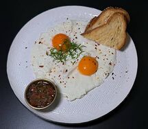 Глазунья с томатной сальсой и хлебом