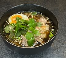 Пряный бульон с яичной лапшой, уткой и кинзой