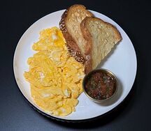 Скрембл с томатной сальсой и хлебом