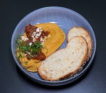 Хумус с кедровыми орешками, зелёным маслом и хрустящим хлебом
